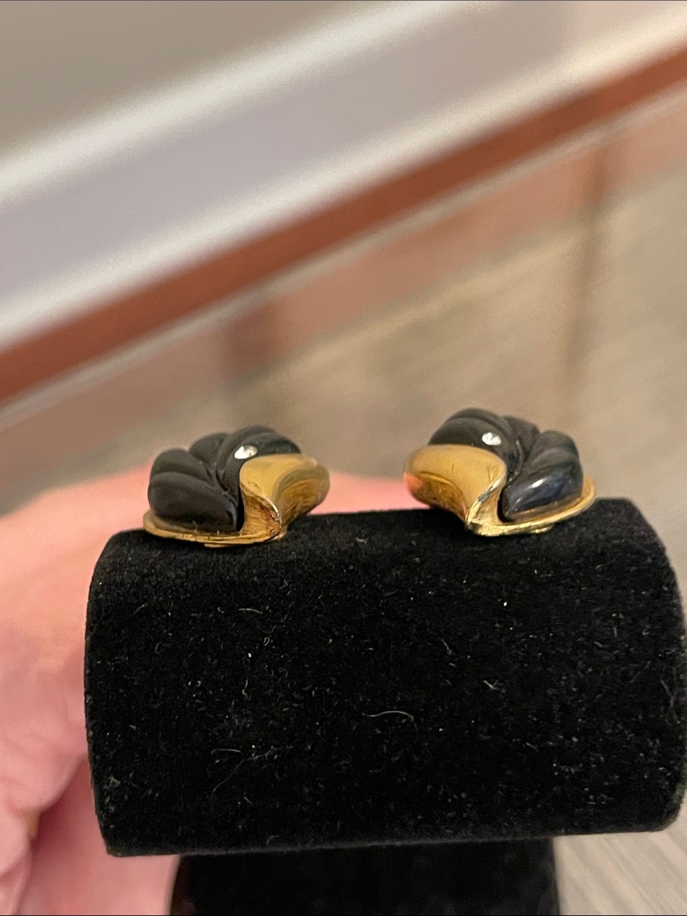1980’s Givenchy Couture Faux Black Onyx Lucite Gold Plated Leaf Clip Earrings - Picture 5 of 17